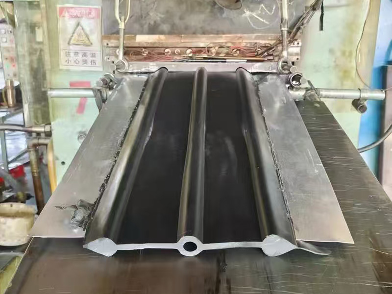 中埋式钢边止水带